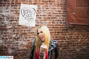 Avril Lavigne / AvrilLavigne nude photo #0297