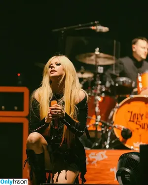 Avril Lavigne / AvrilLavigne nude photo #0301