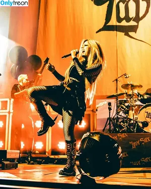Avril Lavigne / AvrilLavigne nude photo #0302