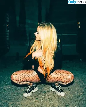 Avril Lavigne / AvrilLavigne nude photo #0321
