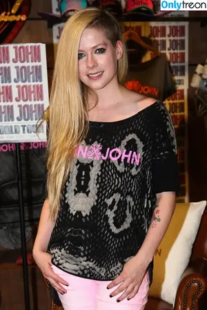 Avril Lavigne / AvrilLavigne nude photo #0324