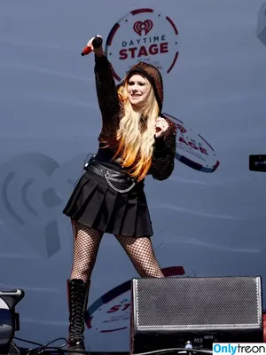 Avril Lavigne / AvrilLavigne nude photo #0346