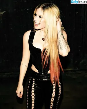 Avril Lavigne / AvrilLavigne nude photo #0358