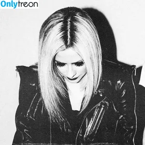 Avril Lavigne / AvrilLavigne nude photo #0375
