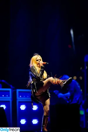 Avril Lavigne / AvrilLavigne nude photo #0378