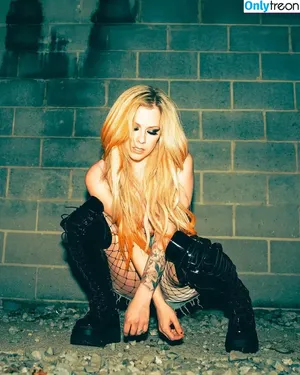 Avril Lavigne / AvrilLavigne nude photo #0385