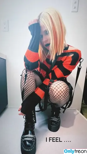 Avril Lavigne / AvrilLavigne nude photo #0398
