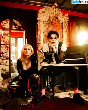 Avril Lavigne / AvrilLavigne nude photo #0401