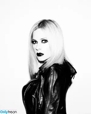 Avril Lavigne / AvrilLavigne nude photo #0432