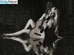 Avril Lavigne / AvrilLavigne nude photo #0496