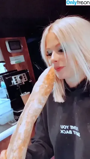 Avril Lavigne / AvrilLavigne nude photo #0498