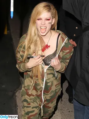 Avril Lavigne / AvrilLavigne nude photo #0545