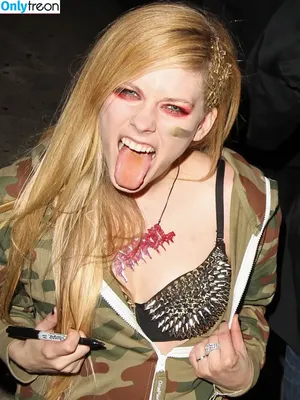 Avril Lavigne / AvrilLavigne nude photo #0546