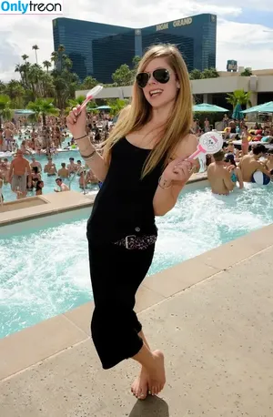 Avril Lavigne / AvrilLavigne nude photo #0558
