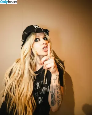 Avril Lavigne / AvrilLavigne nude photo #0560
