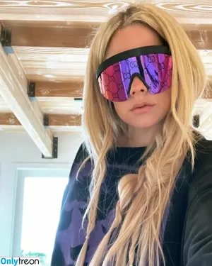 Avril Lavigne / AvrilLavigne nude photo #0565