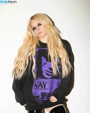 Avril Lavigne / AvrilLavigne nude photo #0568