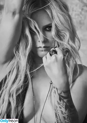 Avril Lavigne / AvrilLavigne nude photo #0599