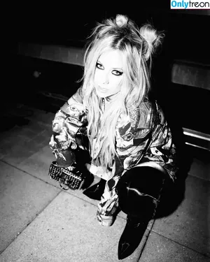 Avril Lavigne / AvrilLavigne nude photo #0627
