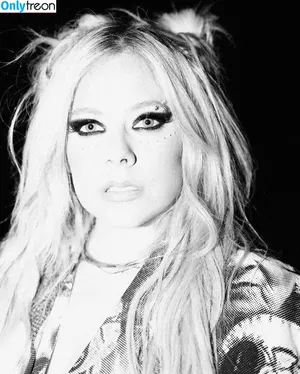 Avril Lavigne / AvrilLavigne nude photo #0629