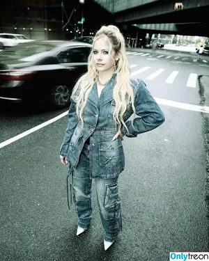 Avril Lavigne / AvrilLavigne nude photo #0651