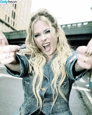 Avril Lavigne / AvrilLavigne nude photo #0652