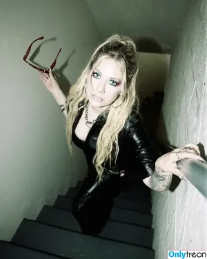 Avril Lavigne / AvrilLavigne nude photo #0659