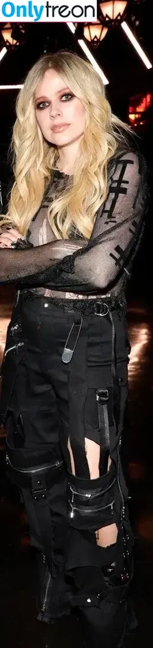 Avril Lavigne / AvrilLavigne nude photo #0666