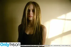 Avril Lavigne / AvrilLavigne nude photo #0680