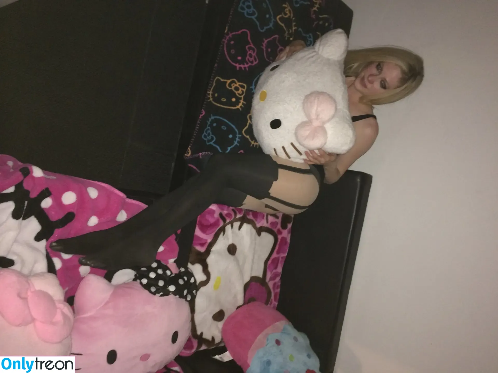 Avril Lavigne nude photo #0060 (AvrilLavigne)
