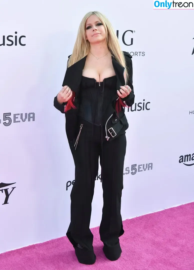Avril Lavigne nude photo #0062 (AvrilLavigne)