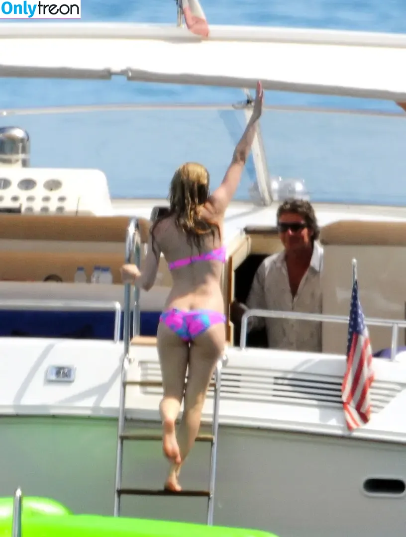 Avril Lavigne nude photo #0092 (AvrilLavigne)