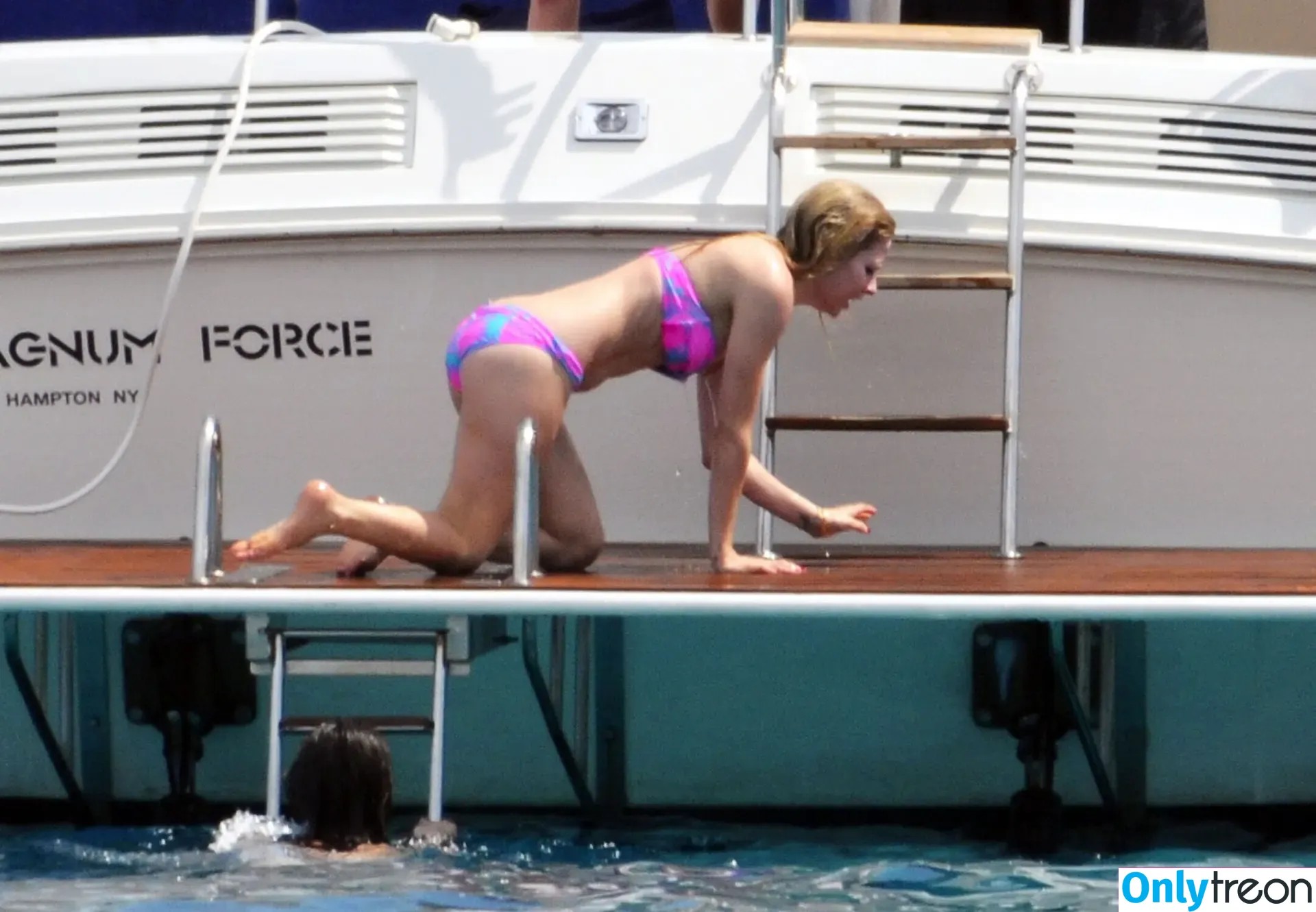 Avril Lavigne nude photo #0096 (AvrilLavigne)