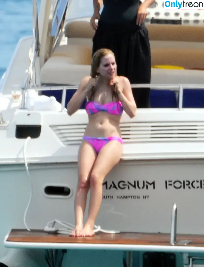 Avril Lavigne nude photo #0097 (AvrilLavigne)