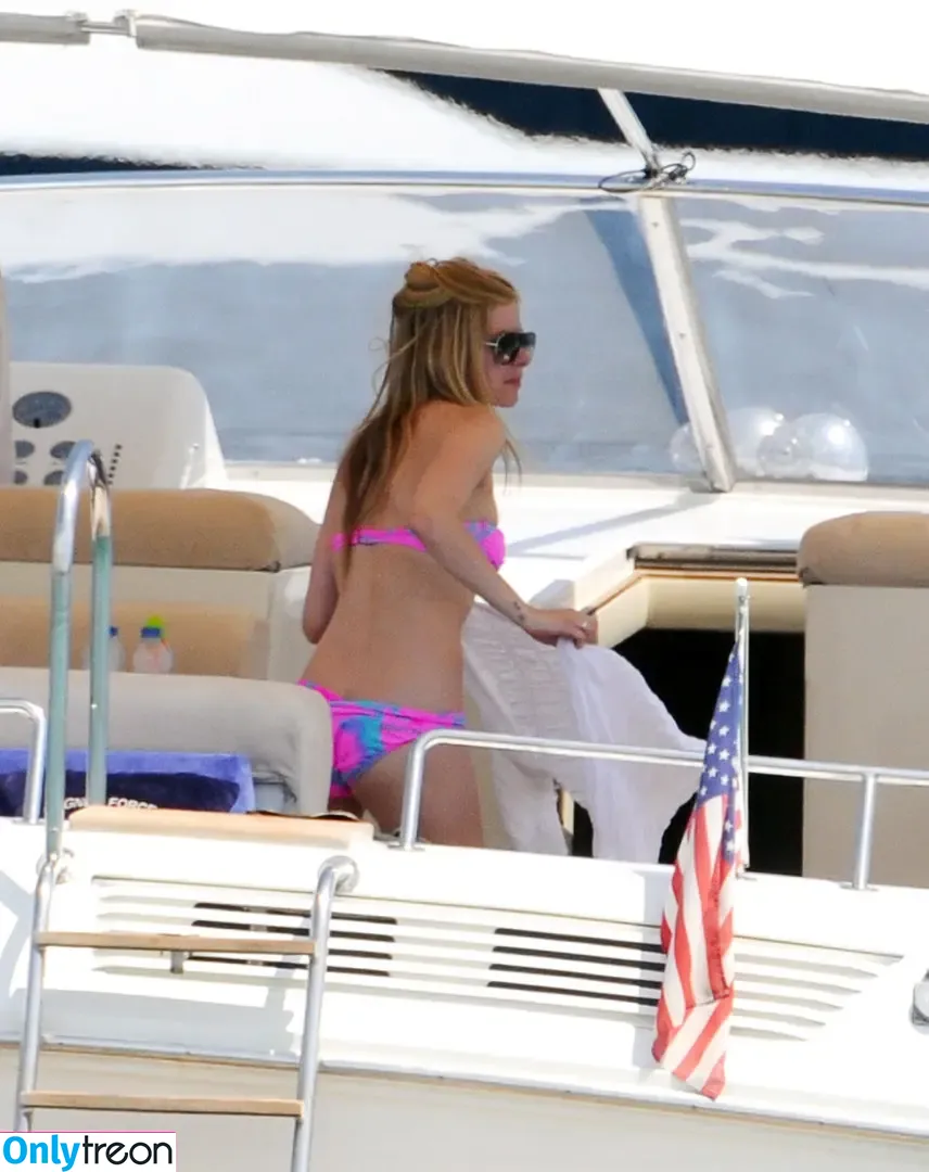 Avril Lavigne nude photo #0101 (AvrilLavigne)
