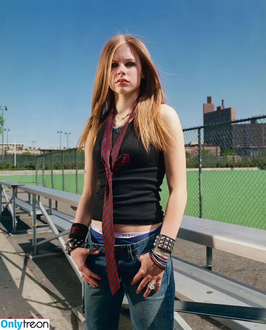 Avril Lavigne nude photo #0141 (AvrilLavigne)