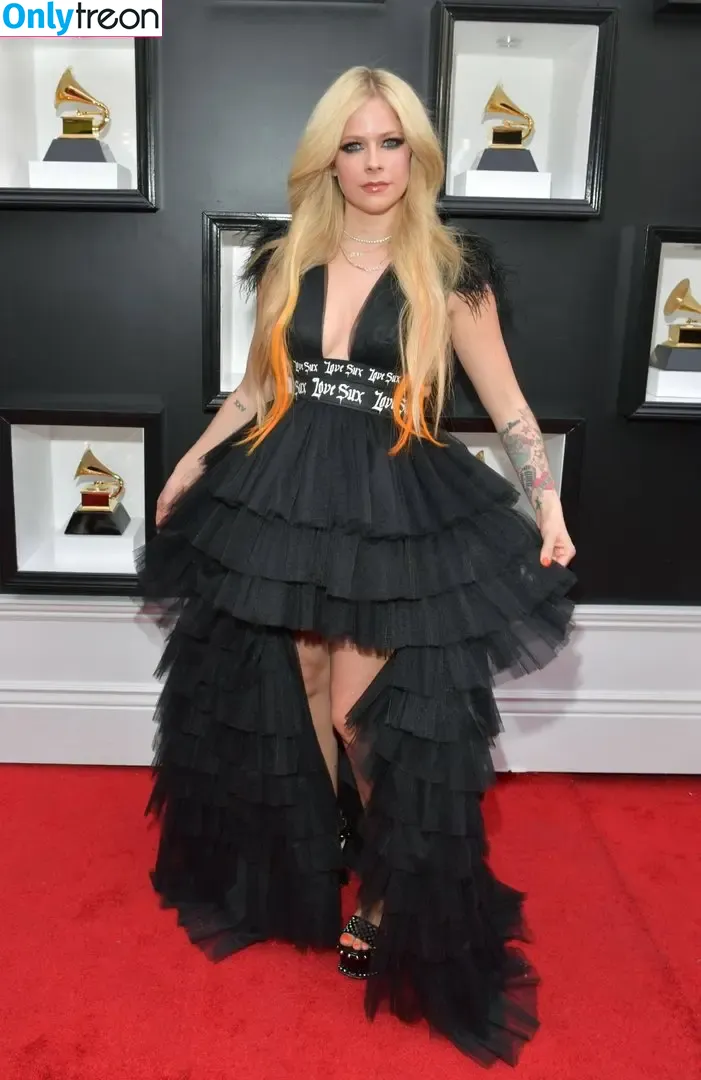 Avril Lavigne nude photo #0157 (AvrilLavigne)