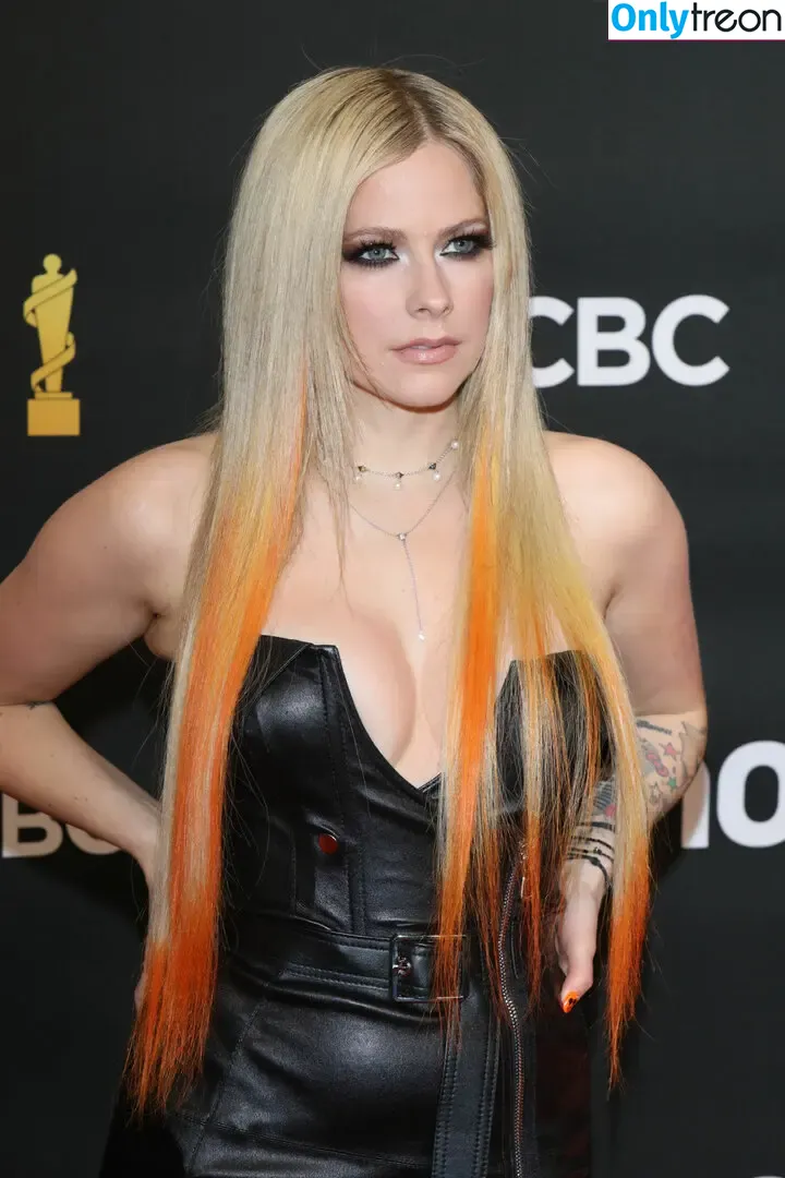 Avril Lavigne nude photo #0194 (AvrilLavigne)