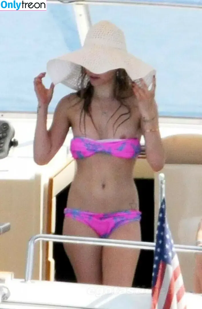 Avril Lavigne nude photo #0250 (AvrilLavigne)