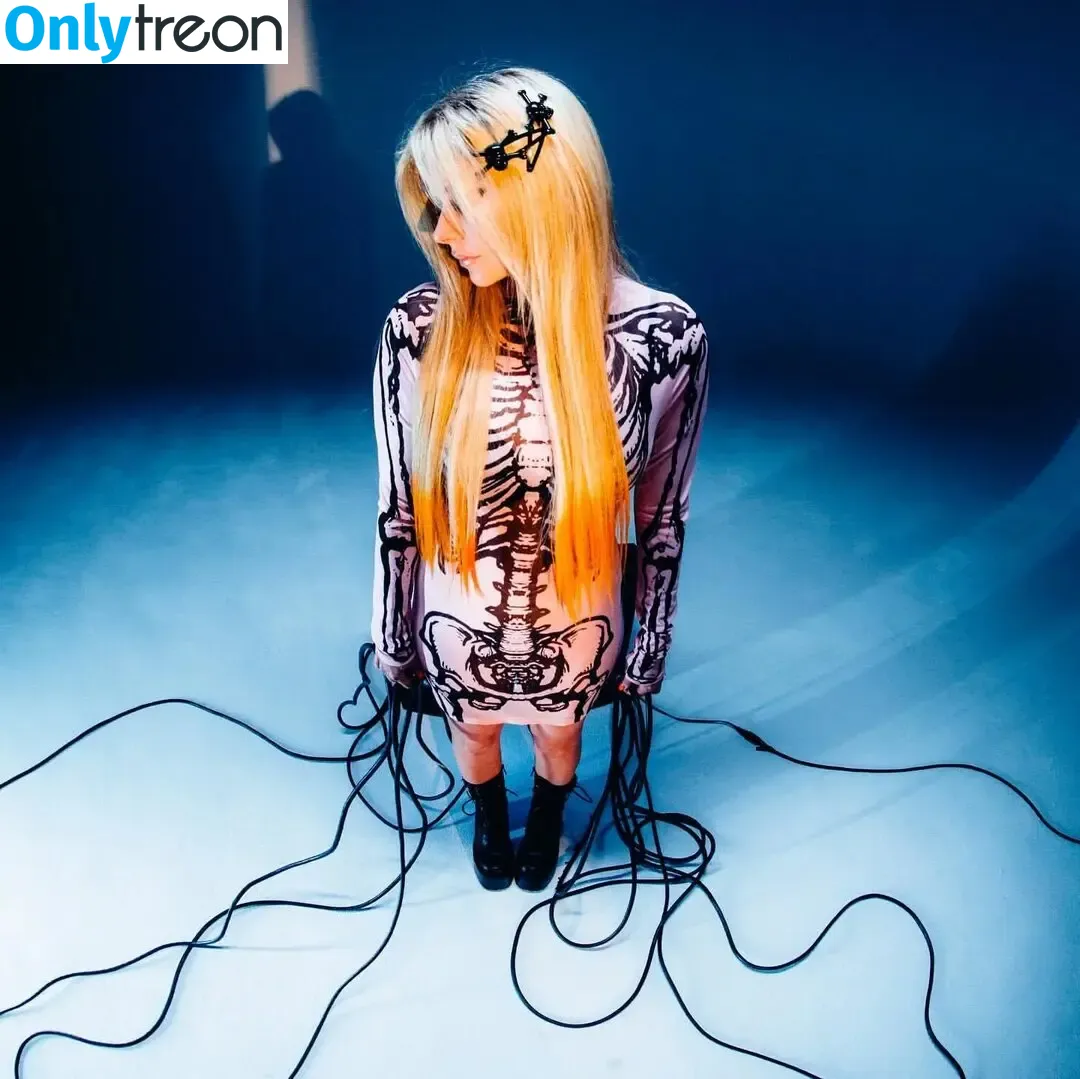Avril Lavigne nude photo #0300 (AvrilLavigne)