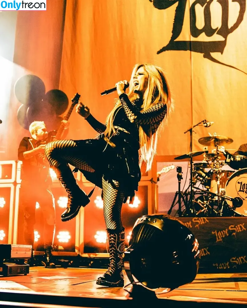 Avril Lavigne nude photo #0302 (AvrilLavigne)