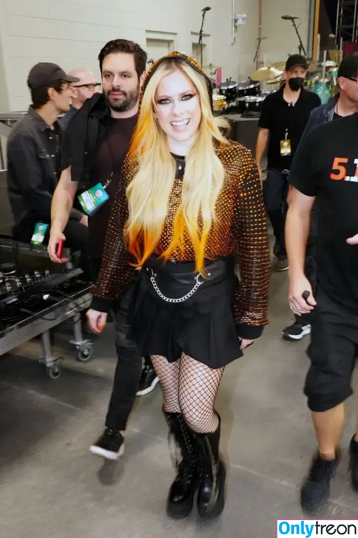Avril Lavigne nude photo #0345 (AvrilLavigne)