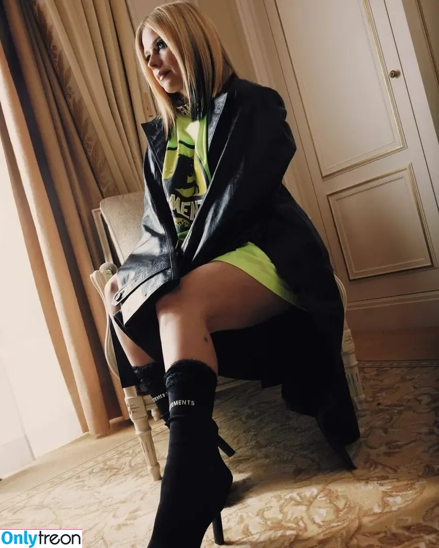 Avril Lavigne nude photo #0472 (AvrilLavigne)