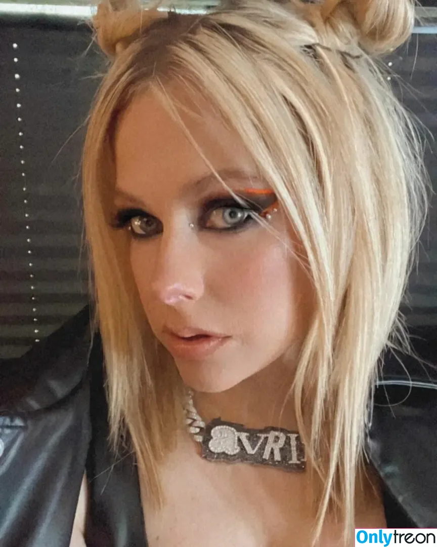 Avril Lavigne nude photo #0539 (AvrilLavigne)