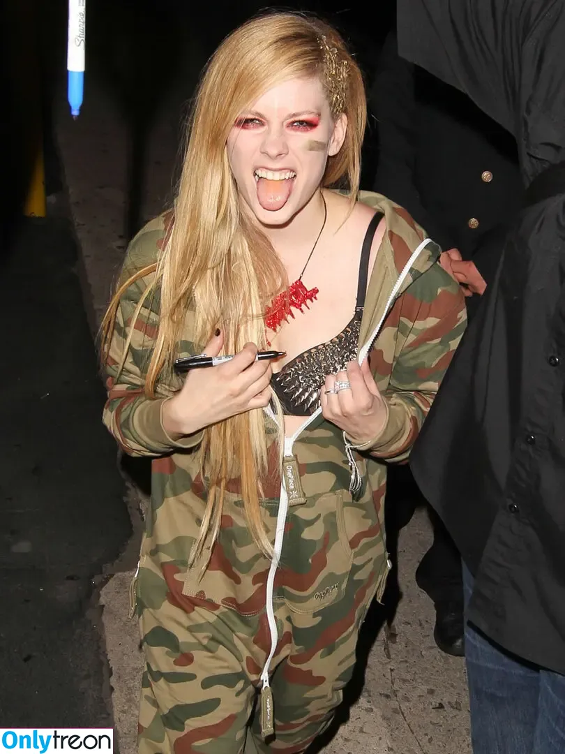 Avril Lavigne nude photo #0545 (AvrilLavigne)