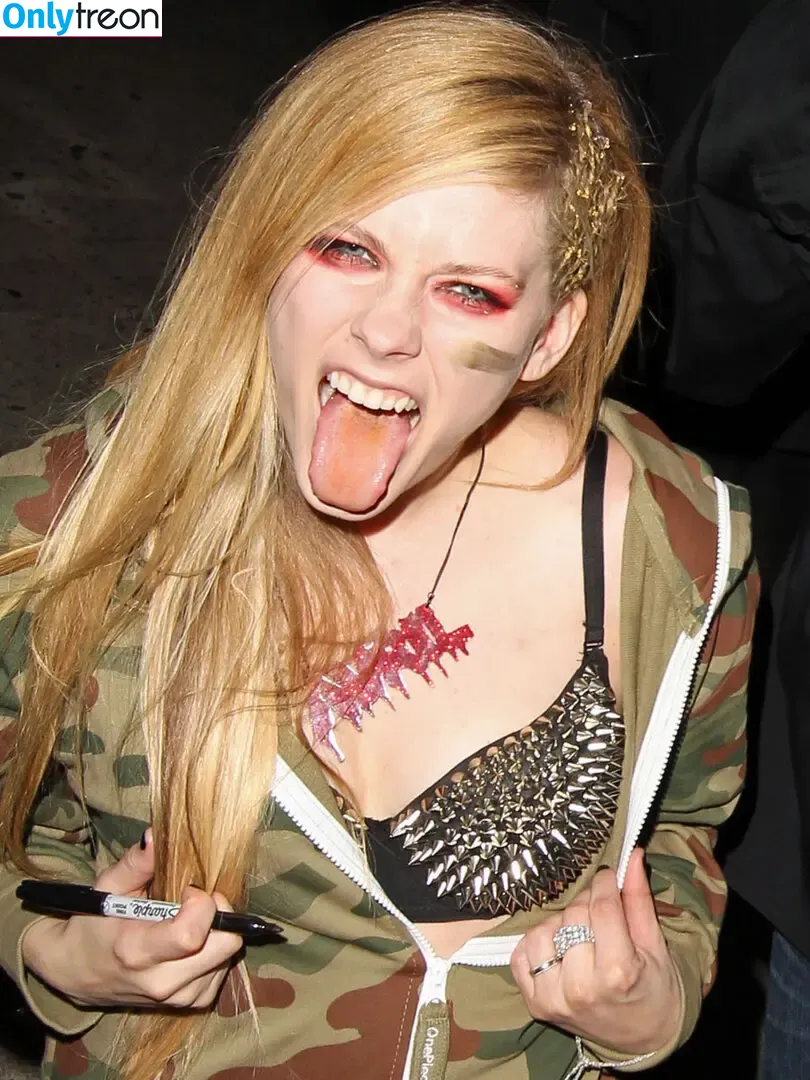 Avril Lavigne nude photo #0546 (AvrilLavigne)