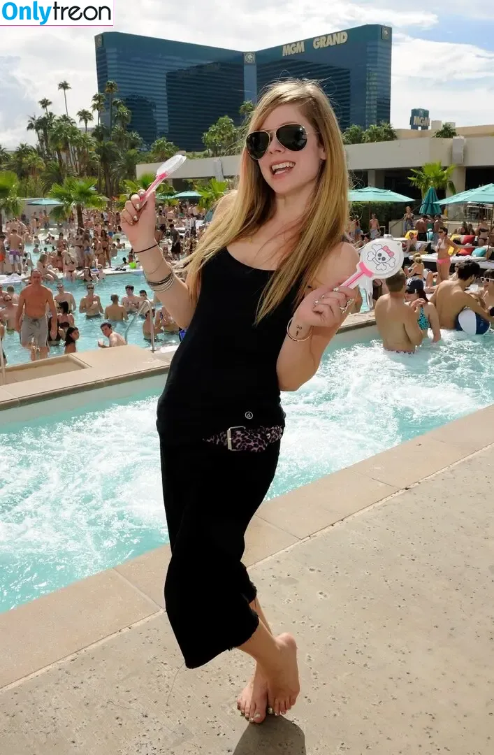Avril Lavigne nude photo #0558 (AvrilLavigne)