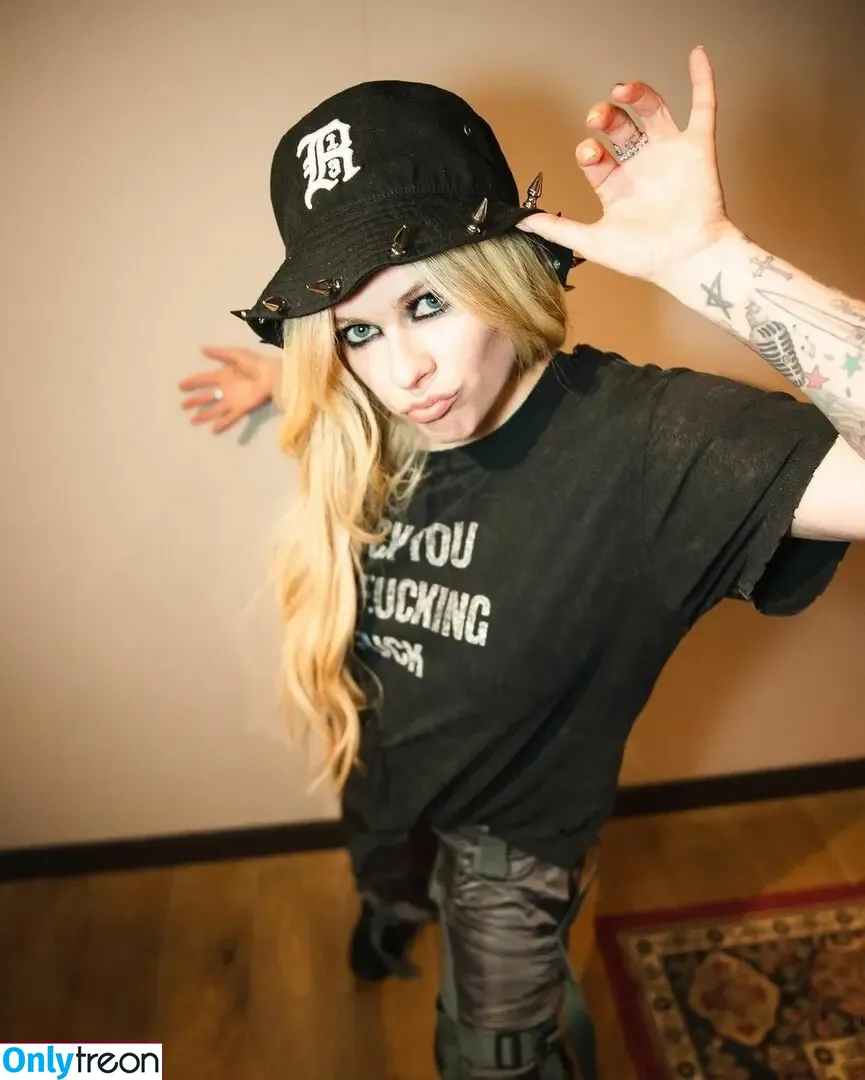 Avril Lavigne nude photo #0559 (AvrilLavigne)