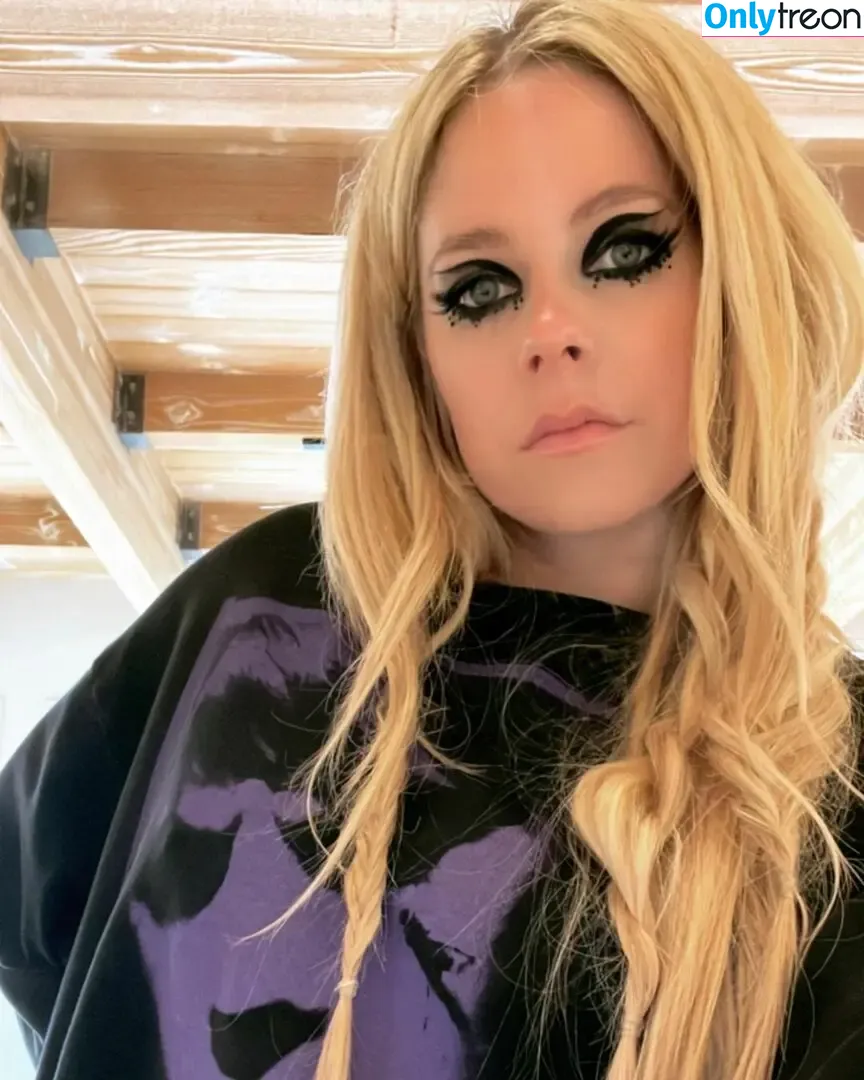 Avril Lavigne nude photo #0564 (AvrilLavigne)
