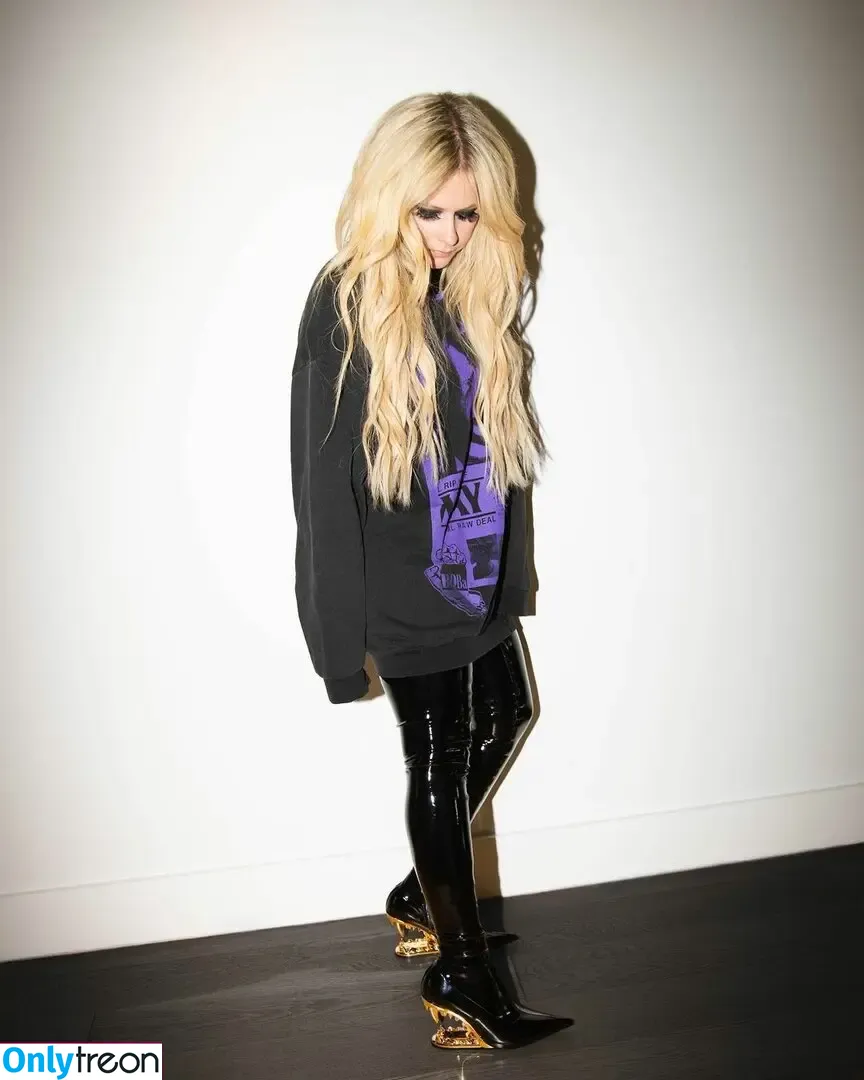 Avril Lavigne nude photo #0567 (AvrilLavigne)